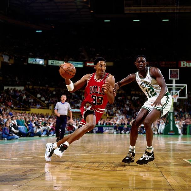 Anche nel 1995 Pippen, qui contro i Boston Celtics, prova a far vincere i Bulls senza Jordan. L&#39;avventura di Chicago nei playoff finisce ancora in semifinale di conference, stavolta contro Orlando 